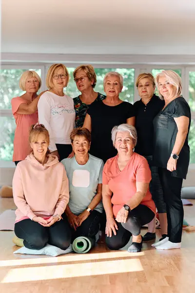 Tętniąca Życiem Społeczność Starszych Kobiet Prowadzona Przez Ich Instruktorkę Obejmuje Obraz Stockowy