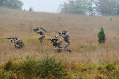 Disiplinli ve özel bir askeri birlik, kamuflajlı, stratejik devriye gezen ve yüksek bahisli bir ortamda kontrolü elinde tutan, hassasiyetlerini, birliklerini ve hazırlıklarını gösteren