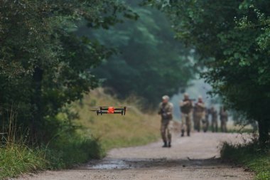 Elit askeri birlik ormanı geziyor ve emniyete alıyor arazi taraması ve keşif için İHA 'lardan faydalanıyor ileri düzey yeteneklerini ve yüksek riskli operasyonlar için özel eğitimlerini sergiliyor..