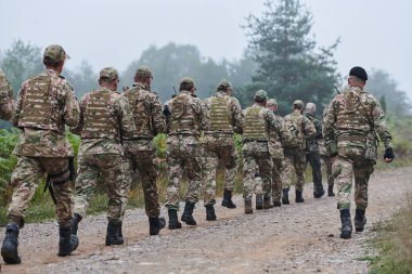 Büyük bir ormanın önderliğindeki seçkin bir askeri birlik, yüksek riskli operasyonlara hassasiyet, disiplin ve hazırlık gösteriyor.. 