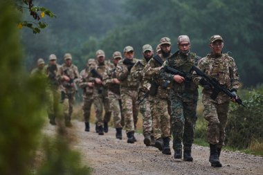 Büyük bir ormanın önderliğindeki seçkin bir askeri birlik, yüksek riskli operasyonlara hassasiyet, disiplin ve hazırlık gösteriyor.. 
