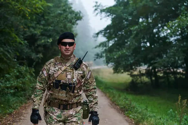 Elite Soldat Utstråler Fokusert Besluttsomhet Beredskap Rettet Opp Farlig Militær – stockfoto