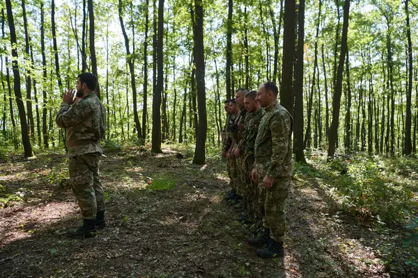 Eine Engagierte Gruppe Von Soldaten Verrichtet Inmitten Der Schwierigen Und Stockbild