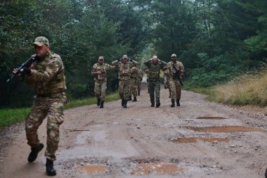 Bir grup seçkin asker askeri kampta tutsaklara önderlik ediyor. Gözaltı ve güvenlik operasyonlarında gergin bir atmosfer sergiliyorlar.. 