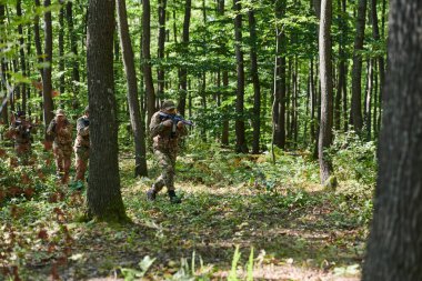 Uzman bir askeri anti-terör birimi yoğun, tehlikeli ormanlık alanda hassas, disiplinli ve stratejik olarak hazır olduğunu gösteren gizli bir operasyon yürütüyor.. 