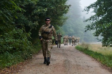 Bir grup seçkin asker askeri kampta tutsaklara önderlik ediyor. Gözaltı ve güvenlik operasyonlarında gergin bir atmosfer sergiliyorlar.. 