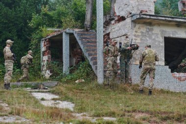 Yüksek riskli bir görevde, özel bir askeri birim teröristlerin saklandığına inanılan, hassas ve koordineli bir şekilde saklandığı tehlikeli bir evi korumak için taktik bir operasyon düzenler.