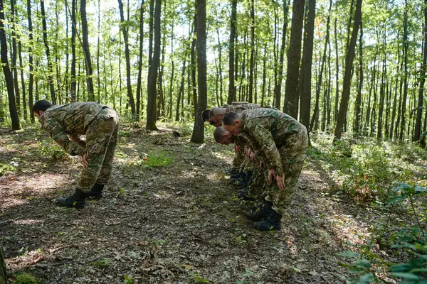 Kendini Adamış Bir Grup Asker Yoğun Ormanlık Alanlardaki Askeri Operasyonun — Stok fotoğraf
