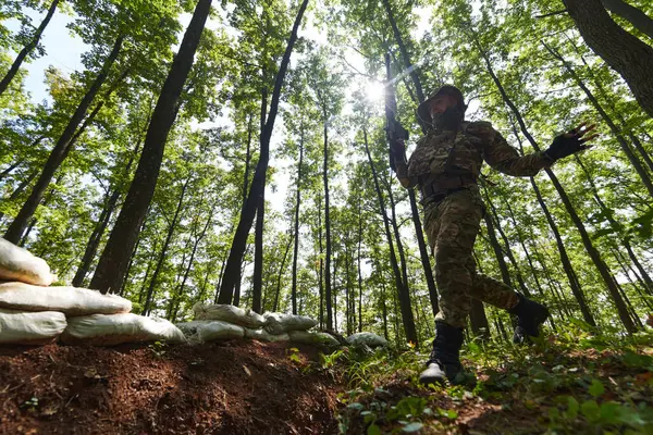Soldado Élite Despeja Hábilmente Las Barreras Militares Peligroso Terreno Arbolado — Foto de Stock