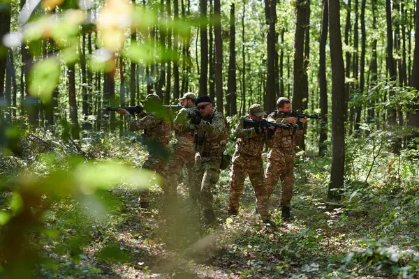 Specjalistyczna Wojskowa Jednostka Antyterrorystyczna Prowadzi Tajną Operację Gęstym Niebezpiecznym Lesie Zdjęcie Stockowe