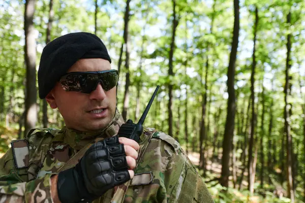 Major Wojskowy Używa Radia Motorola Płynnej Komunikacji Innymi Żołnierzami Podczas Obrazy Stockowe bez tantiem