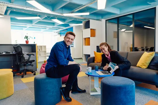 Das Multiethnische Gründerteam Trifft Sich Einem Modernen Hellen Coworking Büro Stockbild