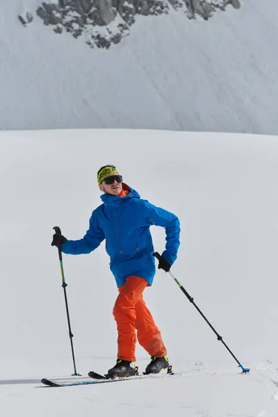 Yalnız Bir Kayakçı Dağların Zirvesine Tehlikeli Bir Tırmanışta Elementlere Göğüs — Stok fotoğraf