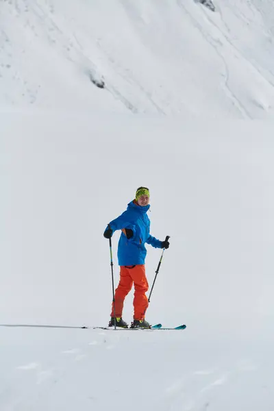 Ensam Skidåkare Utmanar Elementen Farlig Stigning Till Toppen Alpin Topp — Stockfoto