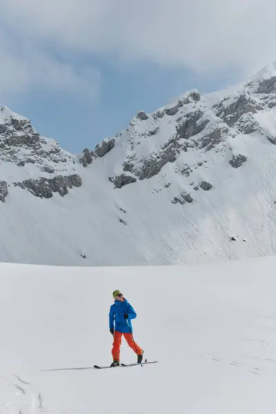 Ein Einsamer Skifahrer Trotzt Den Elementen Bei Einem Gefährlichen Aufstieg — Stockfoto