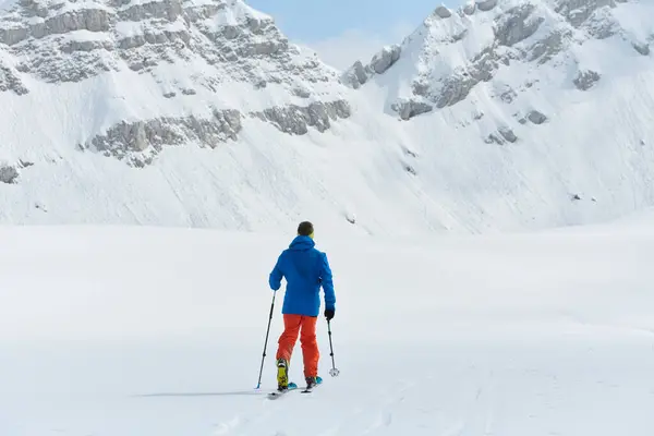 Esquiador Solitário Enfrenta Elementos Uma Escalada Perigosa Para Topo Pico — Fotografia de Stock