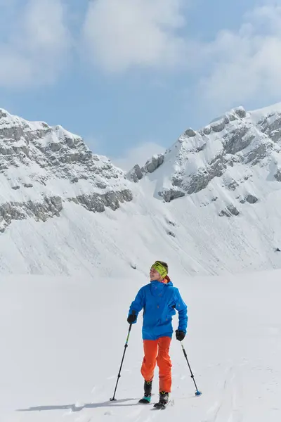 Esquiador Solitário Enfrenta Elementos Uma Escalada Perigosa Para Topo Pico — Fotografia de Stock