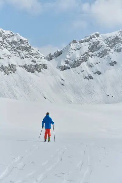 Een Eenzame Skiër Trotseert Elementen Een Gevaarlijke Klim Naar Top — Stockfoto