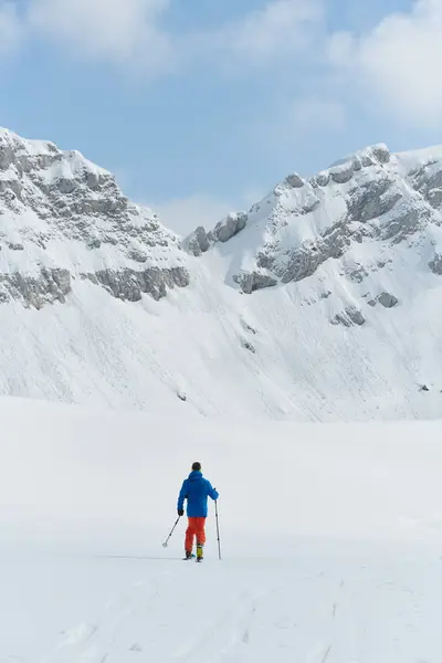 Een Eenzame Skiër Trotseert Elementen Een Gevaarlijke Klim Naar Top Rechtenvrije Stockafbeeldingen