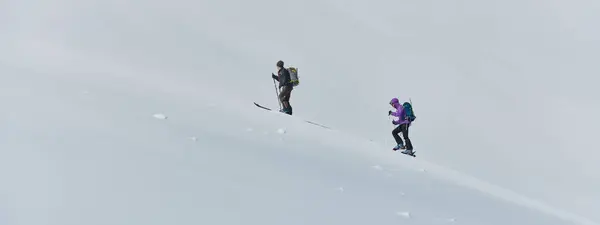 Een Onwankelbaar Teamwork Vastberadenheid Bestijgen Twee Professionele Skiërs Besneeuwde Toppen Stockfoto