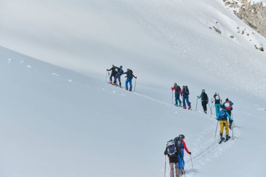 Bir grup profesyonel kayak dağcısı son model ekipmanlarla tehlikeli bir kar zirvesine tırmandılar.. 