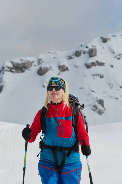 Профессиональная Женщина Лыжница Радуется После Успешного Восхождения Снежные Вершины Альп — стоковое фото