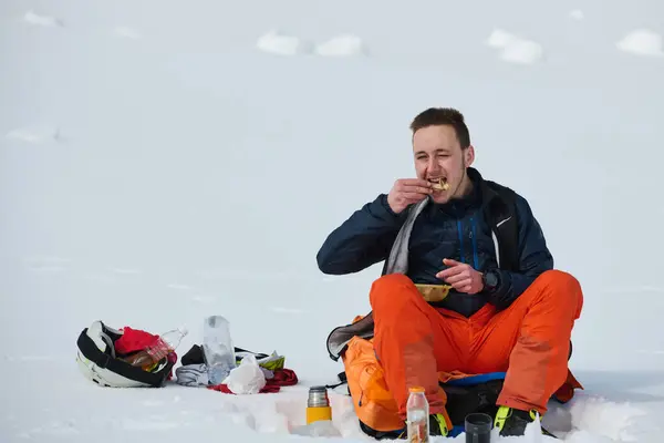 Esquiador Faz Uma Pausa Cume Coberto Neve Para Saborear Momento — Fotografia de Stock