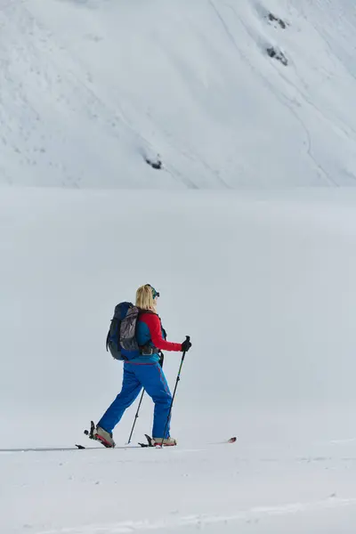 Esquiador Determinado Escala Pico Cubierto Nieve Los Alpes Llevando Equipo — Foto de Stock