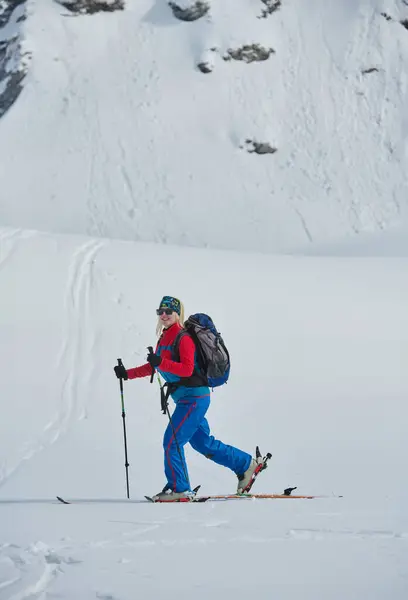 Лыжница Стоит Заснеженной Вершине Горы Оборудованная Профессиональным Снаряжением Лыжами Готовая — стоковое фото