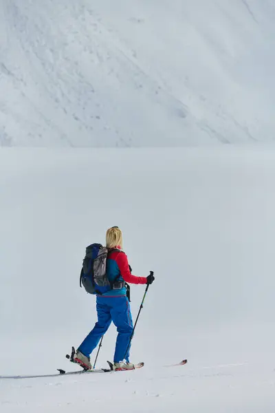 Определенный Лыжник Взбирается Заснеженную Вершину Альпах Перевозя Снаряжение Эпического Спуска — стоковое фото