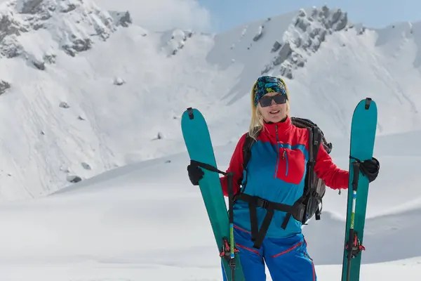 Professionell Kvinnlig Skidåkare Gläds Efter Att Framgångsrikt Bestigit Snöiga Topparna — Stockfoto