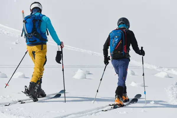 Uppvisning Orubbligt Lagarbete Och Beslutsamhet Bestiger Två Professionella Skidåkare Alpernas — Stockfoto