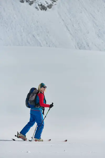 Determined Skier Scales Snow Capped Peak Alps Carrying Backcountry Gear — Stock Photo, Image