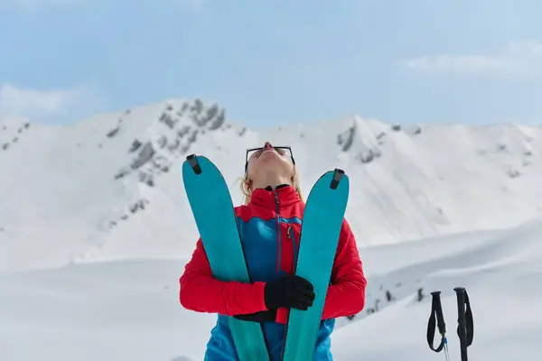 一位专业的滑雪者在爬上阿尔卑斯山的雪峰后很高兴 — 图库照片