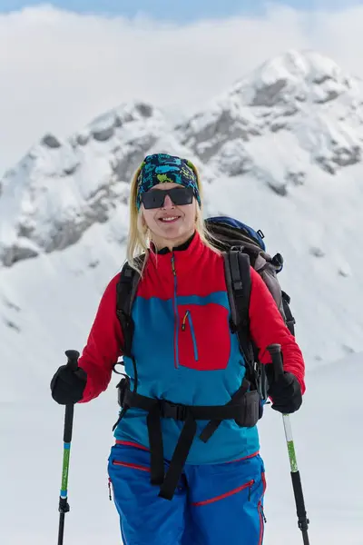 Ein Entschlossener Skifahrer Besteigt Einen Schneebedeckten Gipfel Den Alpen Und Stockfoto