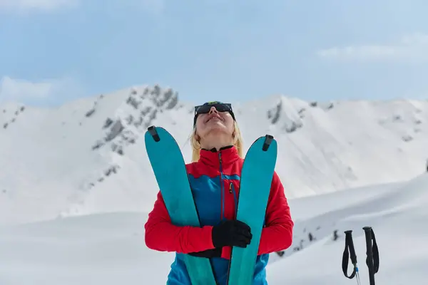Eine Professionelle Skifahrerin Jubelt Nach Der Erfolgreichen Besteigung Der Schneebedeckten — Stockfoto