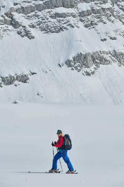 Female Skier Stands Snowy Summit Mountain Equipped Professional Gear Skis — Stock Photo, Image