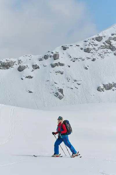 Une Skieuse Professionnelle Réjouit Après Avoir Gravi Avec Succès Les — Photo