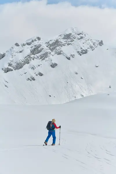 Een Professionele Vrouwelijke Skiër Verheugt Zich Het Succesvol Beklimmen Van — Stockfoto