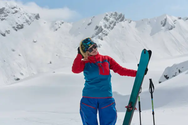 Una Esquiadora Profesional Regocija Tras Escalar Con Éxito Los Picos — Foto de Stock