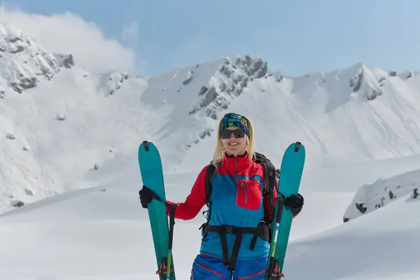 Profesyonel Bir Kadın Kayakçı Alplerin Karlı Zirvelerine Başarıyla Tırmandıktan Sonra — Stok fotoğraf