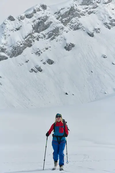 Kararlı Bir Kayakçı Alplerde Karlı Bir Zirveye Tırmanır Destansı Bir — Stok fotoğraf