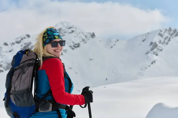 Profesyonel Bir Kadın Kayakçı Alplerin Karlı Zirvelerine Başarıyla Tırmandıktan Sonra — Stok fotoğraf