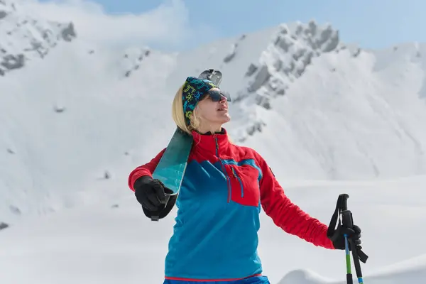 Een Professionele Vrouwelijke Skiër Verheugt Zich Het Succesvol Beklimmen Van — Stockfoto