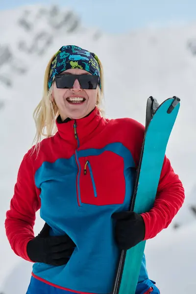 Esquiador Determinado Escala Pico Cubierto Nieve Los Alpes Llevando Equipo — Foto de Stock