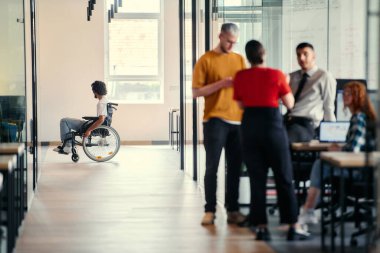 Genç girişimcilerden oluşan dinamik bir grup modern cam ofis içinde canlı bir tartışmaya girişiyor, yeni iş projelerini keşfediyor ve yenilikleri teşvik ediyor.