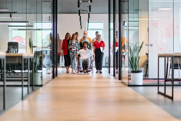 Fiatal Üzletemberek Sokszínű Csoportja Sétál Folyosón Egy Modern Startup Üveggel Stock Kép