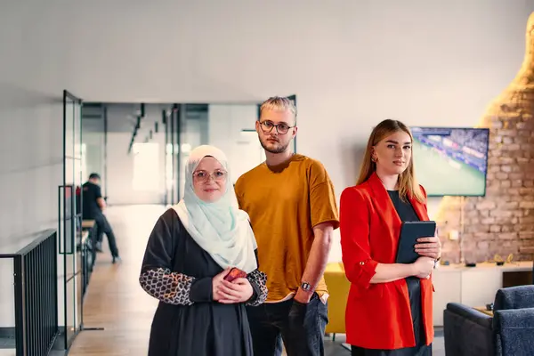Grupp Unga Affärskollegor Inklusive Kvinna Hijab Står Enade Den Moderna Stockbild
