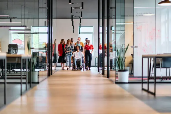 Modern Bir Girişimin Cam Kaplı Ofisinde Koridorda Yürüyen Bir Grup — Stok fotoğraf
