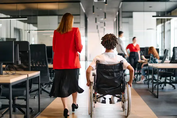 Eine Unternehmensführerin Mit Ihrem Kollegen Einem Afroamerikanischen Geschäftsmann Der Behindert Stockbild